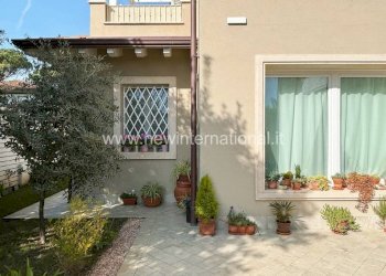 Facciata - Villa via Alessandro Tassoni, Montignoso - foto 3