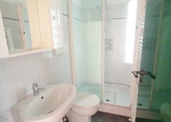 Bagno con doccia - Quadrilocale Località Gray, 12, Camporosso - foto 4