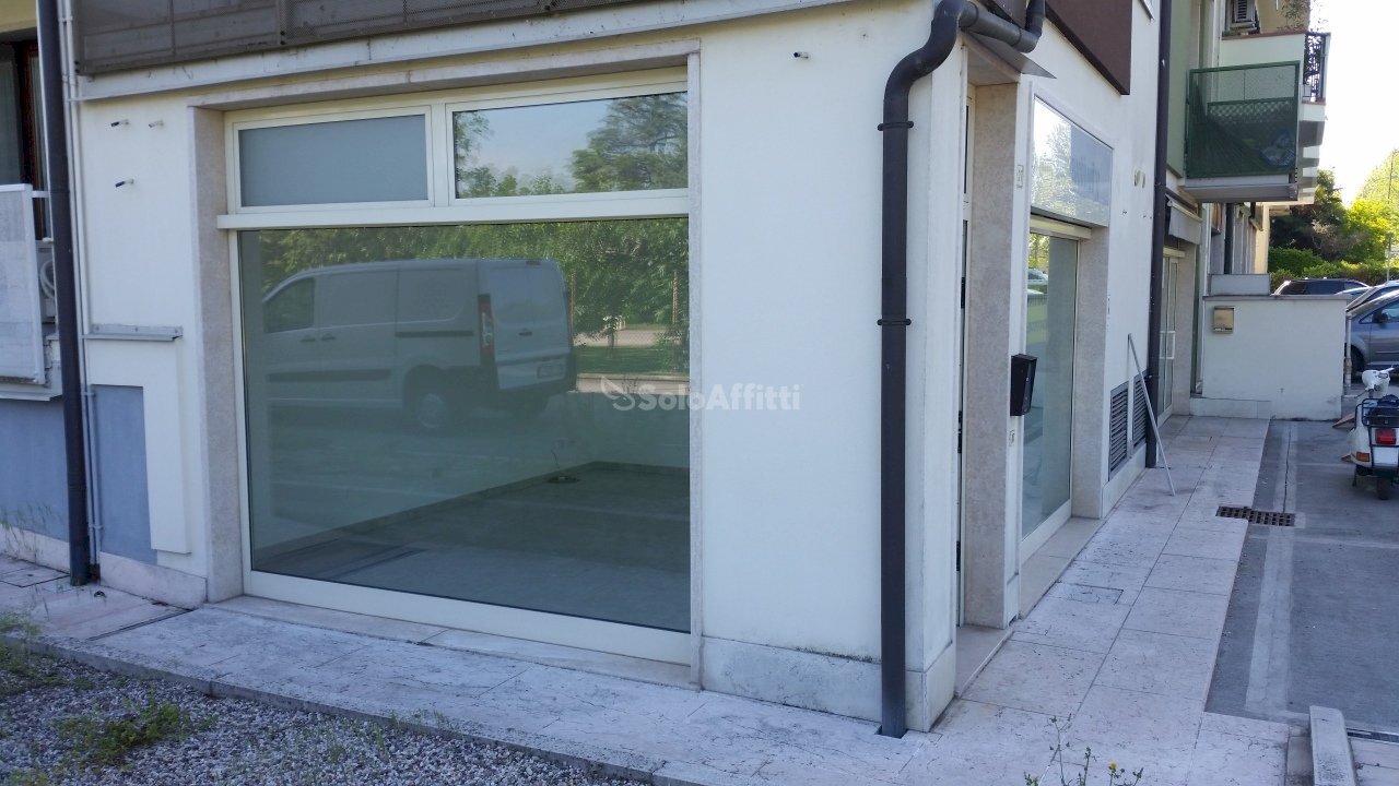 vetrine - Commercial Premises via Del Pontiere 27/A, Legnago - photo 3