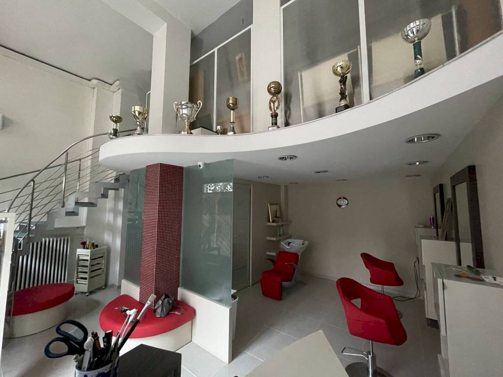 Salone - Negozio viale delle Nazioni, Ravenna (zona Marina di Ravenna) - foto 1