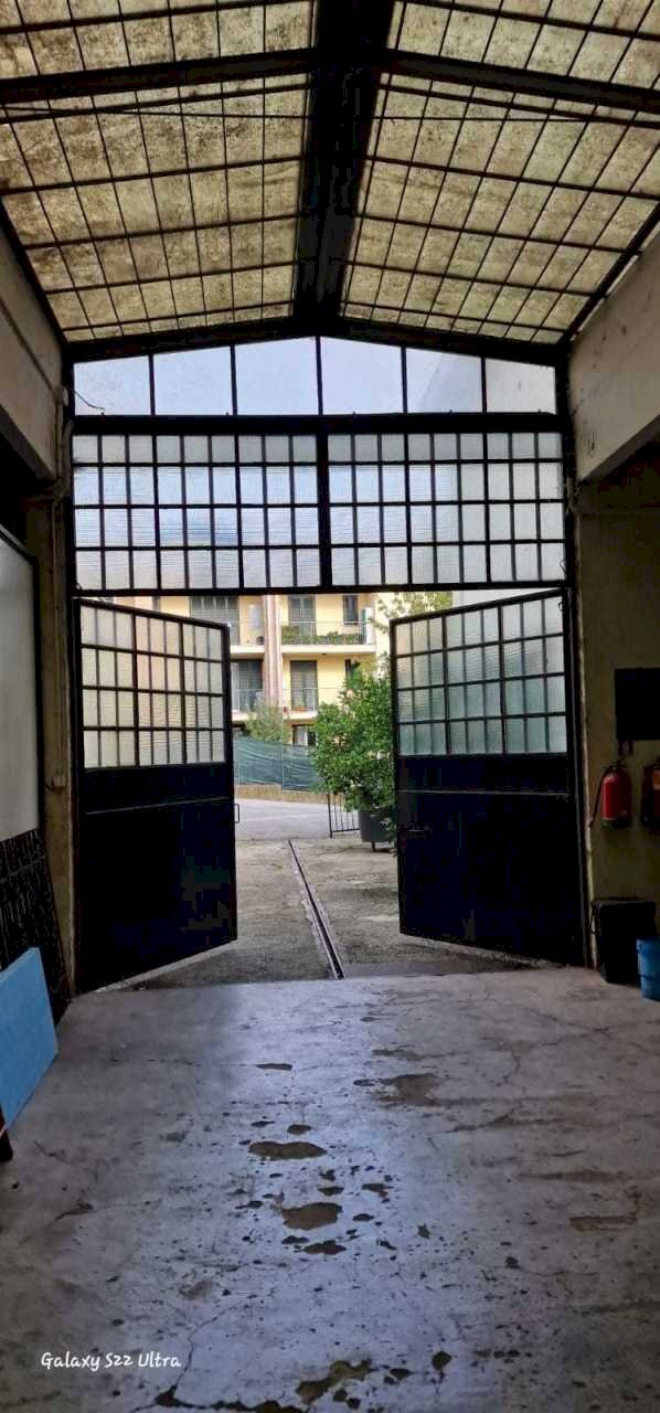 Interni capannone - Locale Commerciale Via Provinciale 26, Anzano del Parco - foto 3