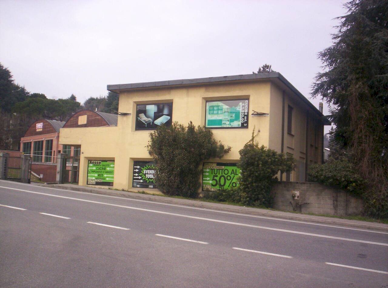 Capannone fronte strada - Locale Commerciale Via Provinciale 26, Anzano del Parco - foto 1