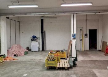 Interni capannone - Locale Commerciale Via Provinciale 26, Anzano del Parco - foto 4