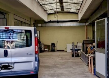 Interni capannone - Locale Commerciale Via Provinciale 26, Anzano del Parco - foto 5