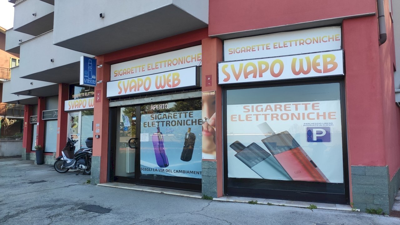Vetrine negozio - Tabaccheria VIA CANTURINA 9, Senna Comasco - foto 2