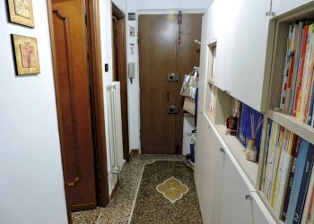 Ingresso - Trilocale via San Bartolomeo del Fossato, 52, Genova (zona Sampierdarena) - foto 2