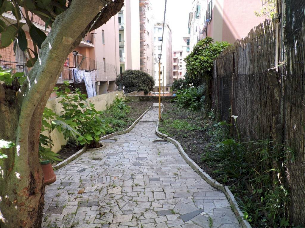 GIARDINO - Bilocale via Valentino Armirotti, 10, Genova (zona Sampierdarena) - foto 1