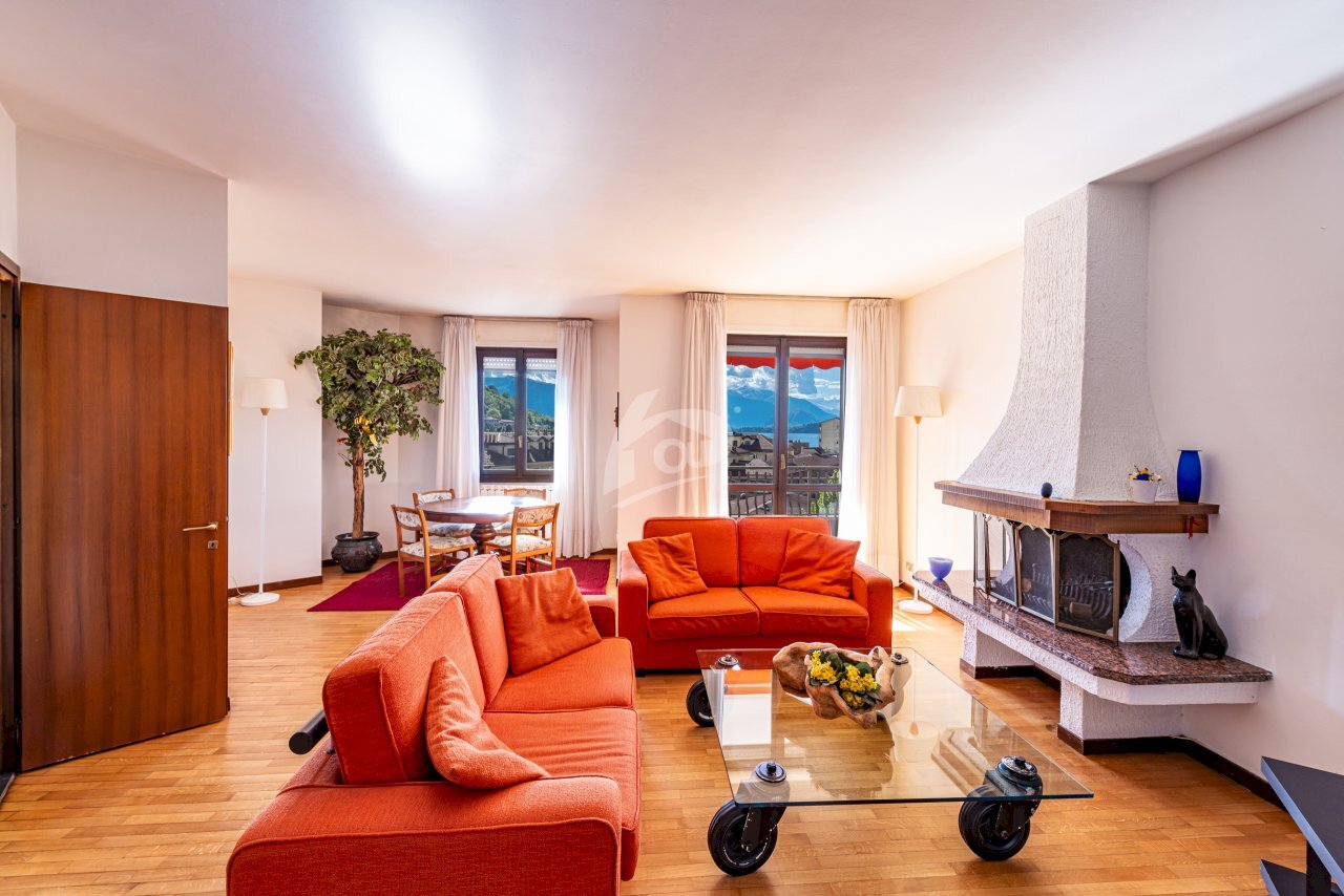 soggiorno - Appartamento Via Marconi 9, Laveno-Mombello - foto 1