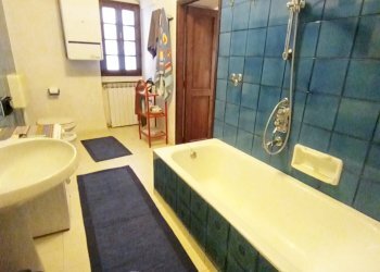 Bagno con vasca - Quadrilocale Via vicolo fontana, Dolceacqua, Dolceacqua - foto 10