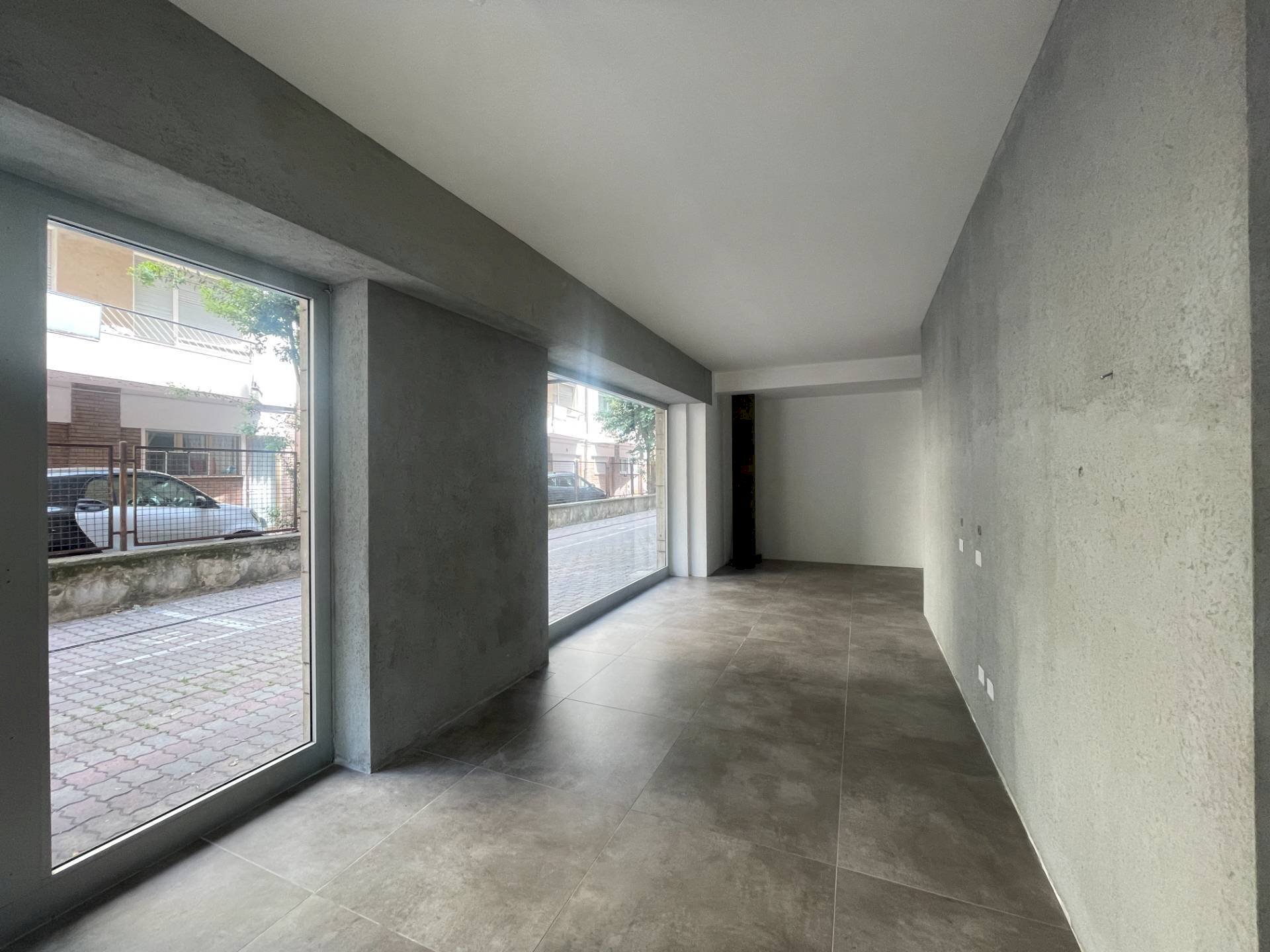 Negozio VIALE REGINA MARGHERITA, Pescara - foto 3