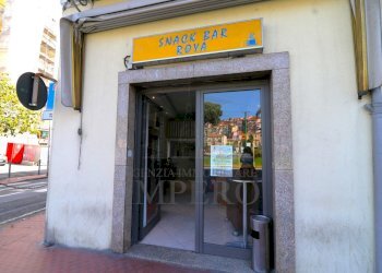 vetrina - Locale Commerciale Via Cavour 2, Ventimiglia - foto 1