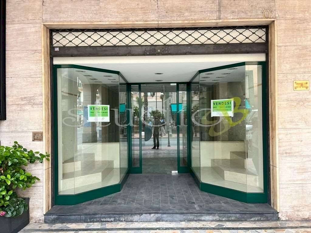 Interno palazzo - Negozio via Vittorio Emanuele, 100, Bordighera - foto 3
