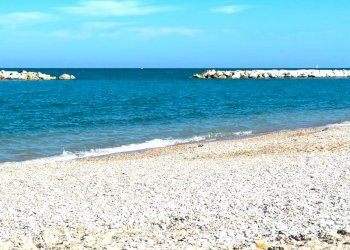 il_mare_pulito_e_la_spiaggia_di_ciottoli_a_fano.jp - Stabilimento balneare Fano - foto 5