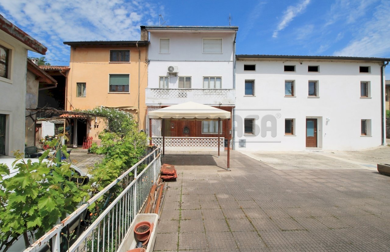 terrazzone cortile e ingresso - Casa semi indipendente Contrada Selva 25, Montebello Vicentino - foto 1