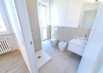 Bagno - Three-room apartment via Piave, 3, Varese - photo 32