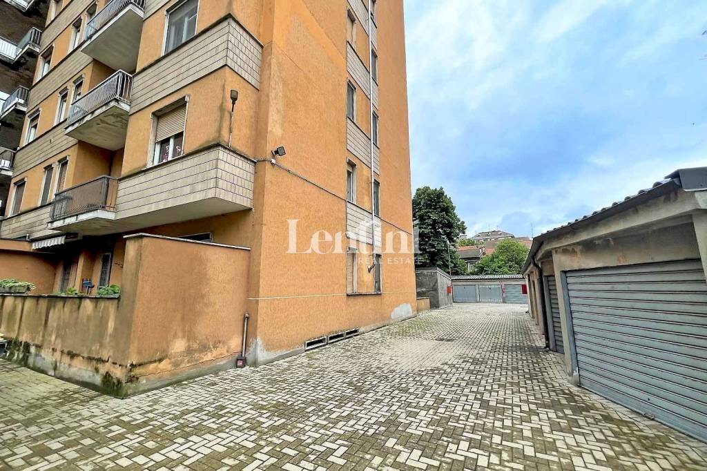 Facciata - Box corso Duca d'Aosta, 7, Casale Monferrato - foto 2