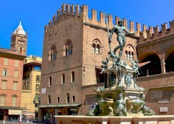 Zona - Magazzino galleria Camillo Benso di Cavour, 7, Bologna (zona Centro Storico) - foto 1