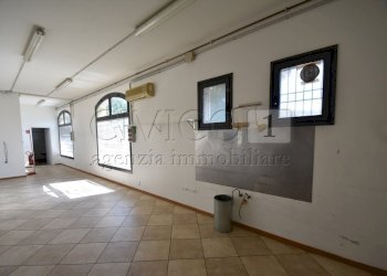 foto interno-laboratorio .05.24.2.JPG - Locale Commerciale Via A. Fogazzaro, Camisano Vicentino - foto 7
