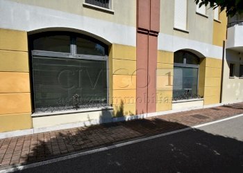 esterno fronte parcheggio .JPG - Locale Commerciale Via A. Fogazzaro, Camisano Vicentino - foto 12