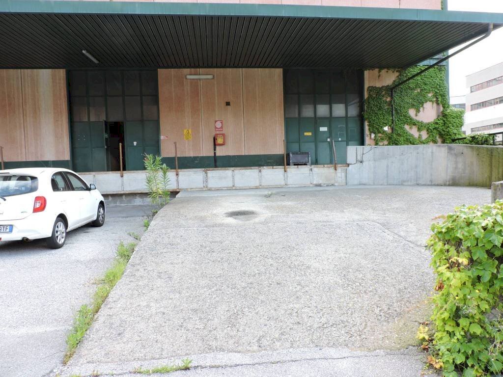 piazzale - Capannone via ai Piani di Sant'Eusebio, 39, Genova - foto 2