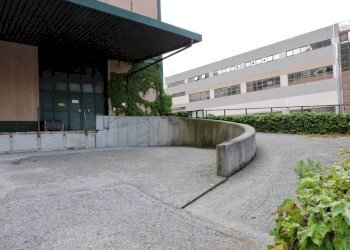 ingresso dal piazzale - Capannone via ai Piani di Sant'Eusebio, 39, Genova - foto 4