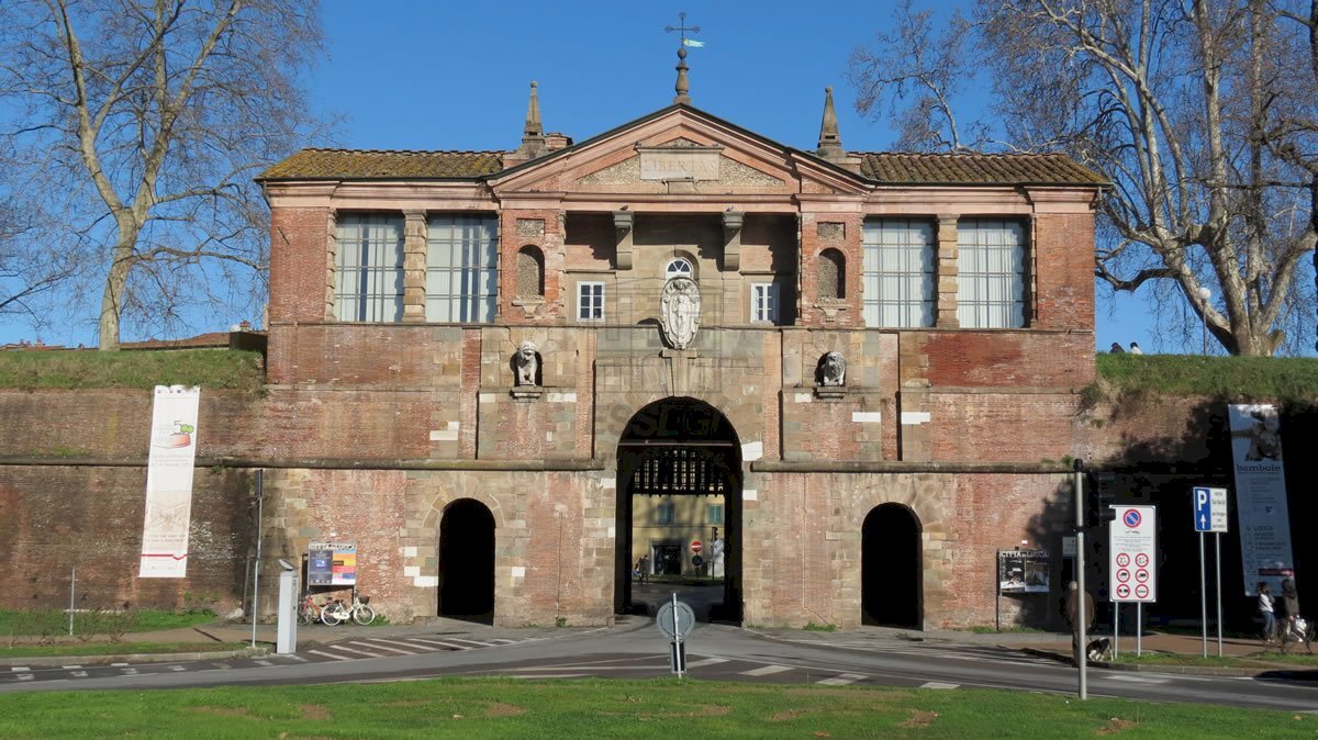 lucca_porta_s_pietro_02.jpg - Locale Commerciale Piazza Napoleone, Lucca - foto 1