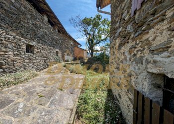 Posto auto e giardino.jpg - Porzione di casa Via dei Gigli 2, San Bernardino Verbano - foto 3