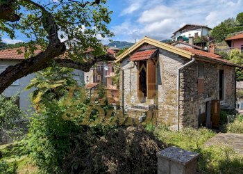 Esterno con entrata zona notte.jpg - Porzione di casa Via dei Gigli 2, San Bernardino Verbano - foto 7