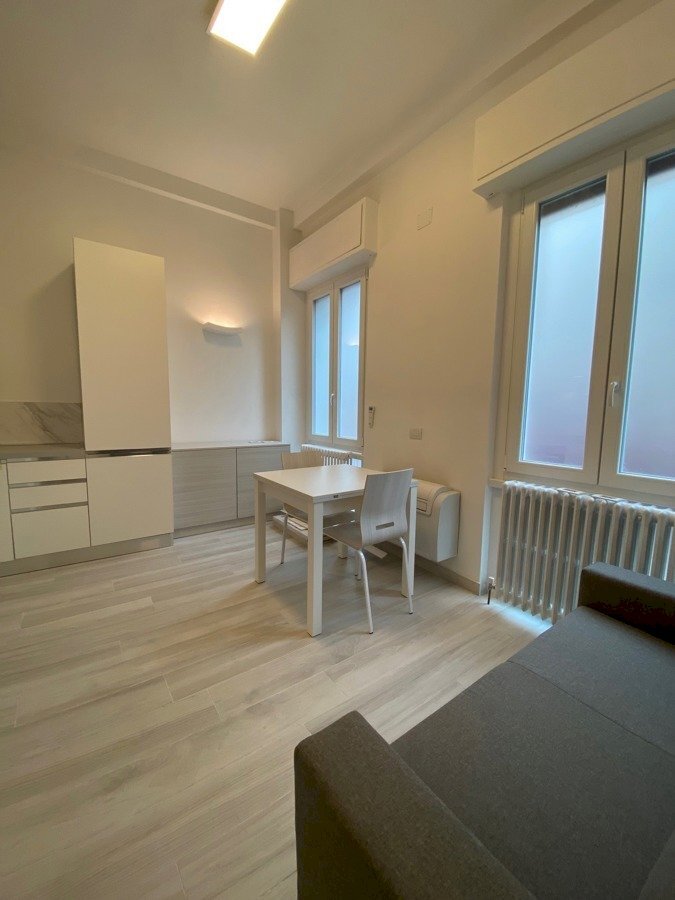 Zona giorno con cucina a vista - Two-room apartment Como - photo 3