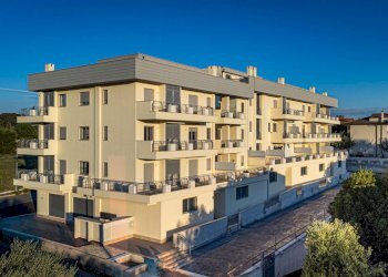 Locale Commerciale Via Leonardo Mellano, Roma (zona Acilia) - foto 1