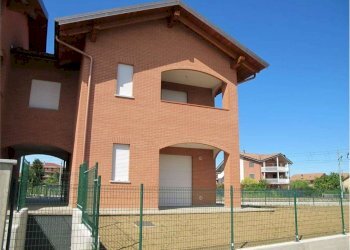 Facciata - Villa a Schiera via Croce, 39, San Maurizio Canavese - foto 14