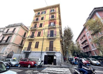 Locale Commerciale Via Aniello Falcone, Napoli (zona Vomero) - foto 2