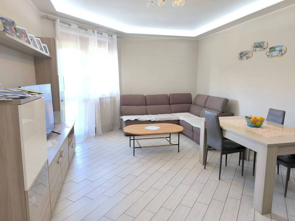 Salone - Three-room apartment via Selene, Carrù - photo 2