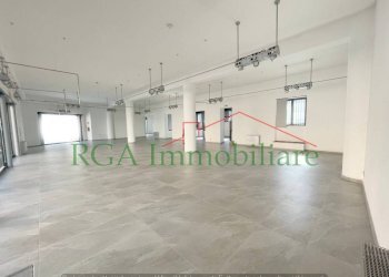 negozio - Negozio largo Nicolò Rezzara, 7, Bergamo - foto 1