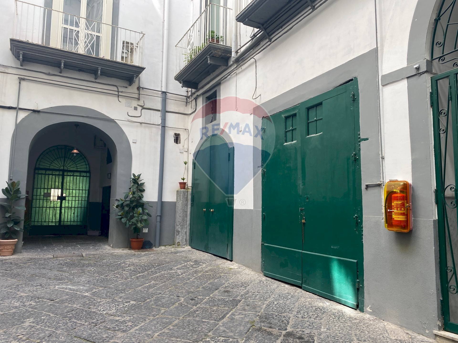 Box Via Monte di Dio, Napoli (zona San Ferdinando) - foto 2