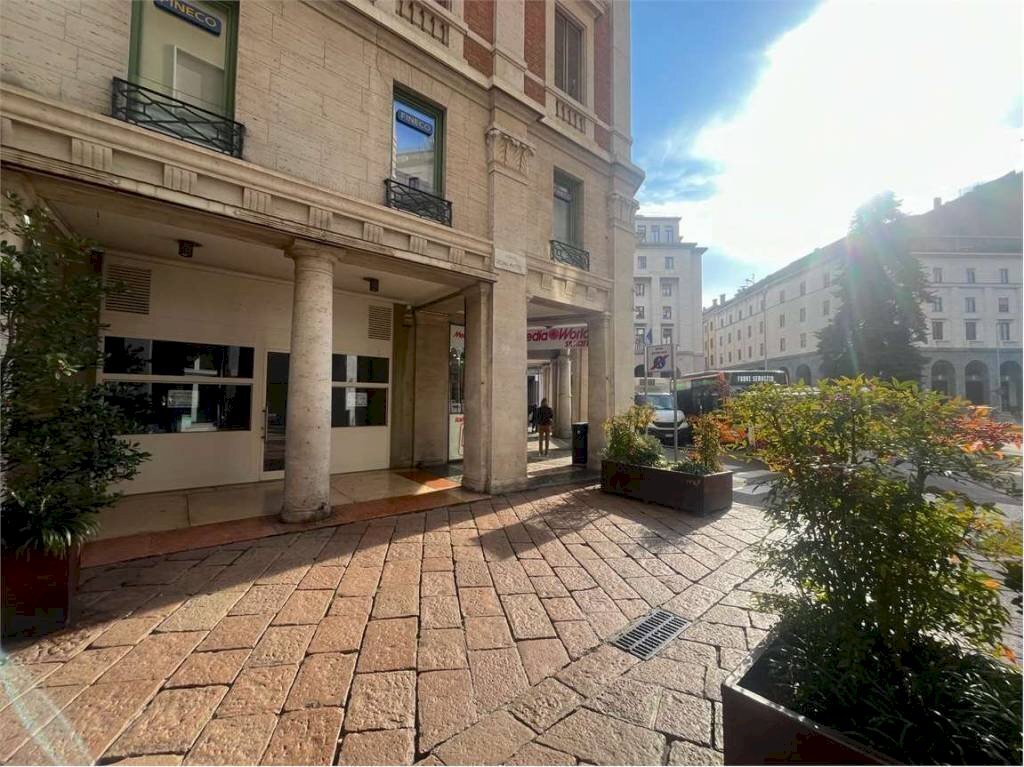 imm_3014-20240208121145-1151-.jpg - Shop corso Giacomo Matteotti, 2, Varese - photo 1