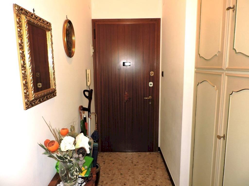 INGRESSO - Trilocale via Bartolomeo Carrea, 8, Genova (zona Sampierdarena) - foto 2