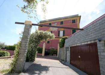 Facciata - Quadrilocale via Antonietta Massuccone Mazzini, Genova (zona Bolzaneto) - foto 4