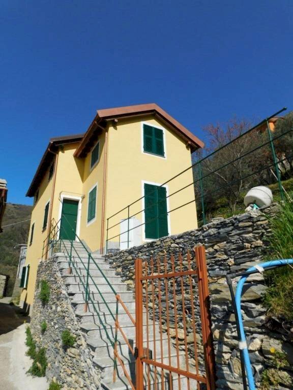 Facciata - Casa indipendente via Serro Antico, Avegno - foto 1