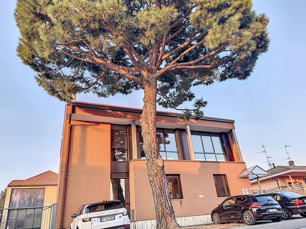 Facciata - Ufficio via Monte Rosa, 1, Venegono Superiore - foto 1