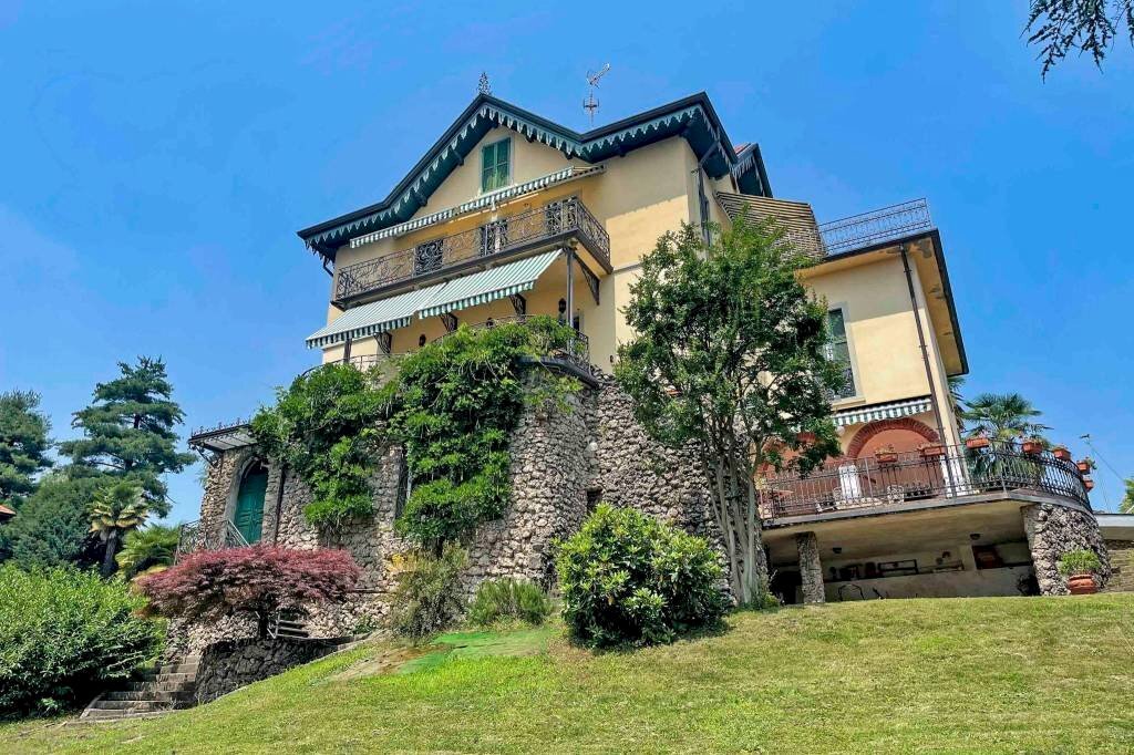 Facciata - Villa via Gioacchino Rossini, 6, Venegono Superiore - foto 2