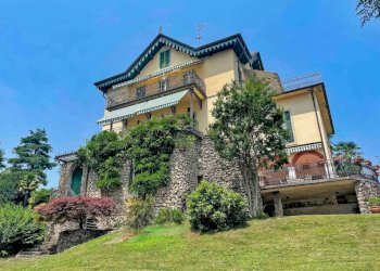 Facciata - Villa via Gioacchino Rossini, 6, Venegono Superiore - foto 2