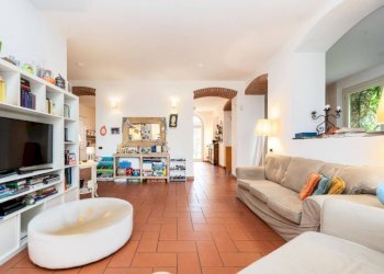 Salone - Villa via Gioacchino Rossini, 6, Venegono Superiore - foto 22