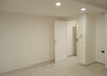 Stanza non arredata - Negozio via Giacomo Matteotti, 68, Fara in Sabina - foto 5