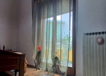 Stanza arredata - Quadrilocale via San Giacomo, 64, San Giorgio del Sannio - foto 11