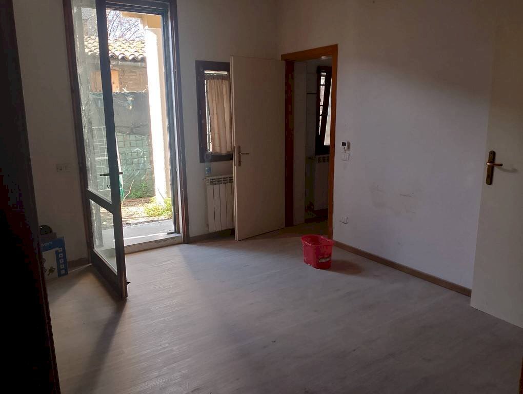 Camera da letto - Bilocale via San Donato, 188, Bologna (zona San Donato) - foto 2