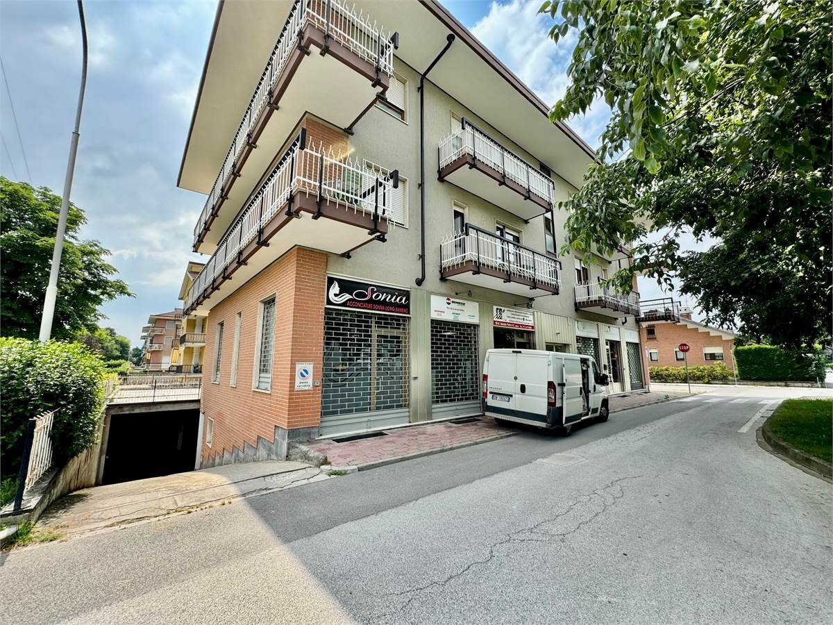 Negozio via fratelli silvestro 1, frazione Madonna dell'Olmo, Cuneo - foto 2