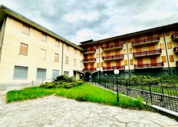 Facciata - Shop via Torino, Aosta - photo 8