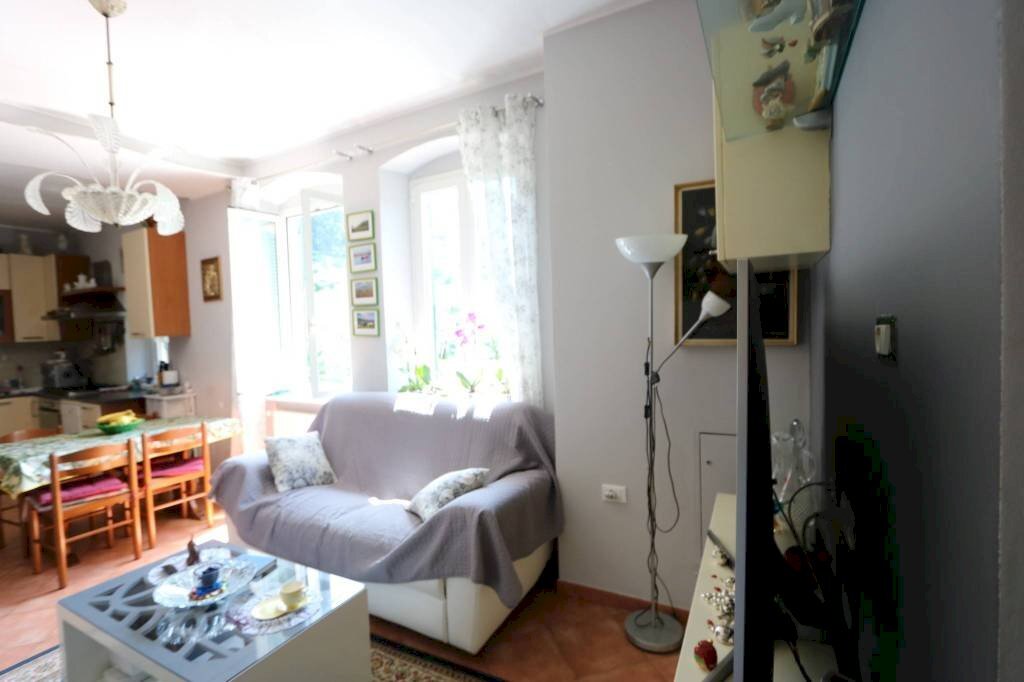 Salone - Appartamento via Vittorio Veneto, Mignanego - foto 3