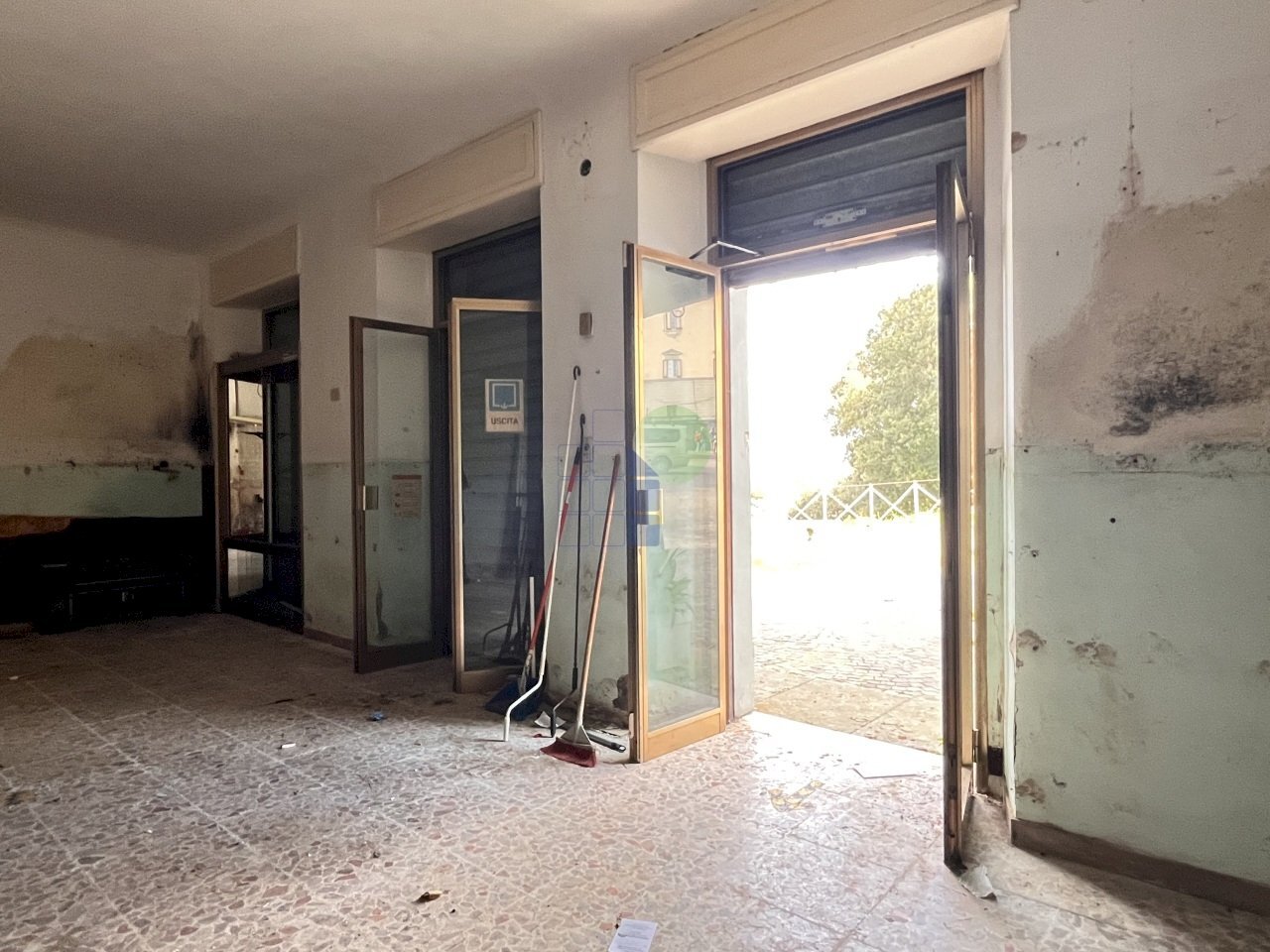 porte di ingresso al locale - Commercial Premises Piazza di Montenero 15, Livorno - photo 2